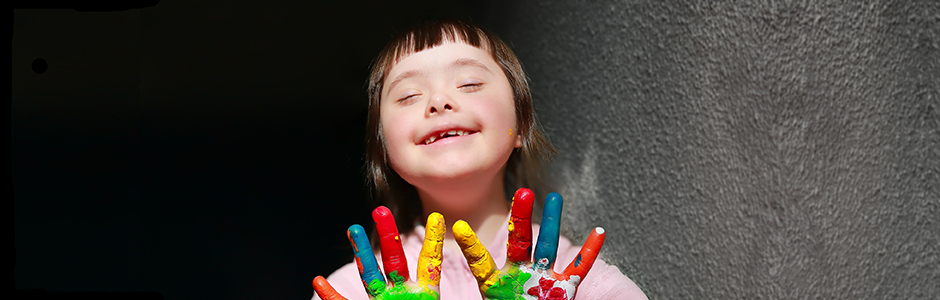 Kind mit farbigen Fingern Kind mit farbigen Fingern